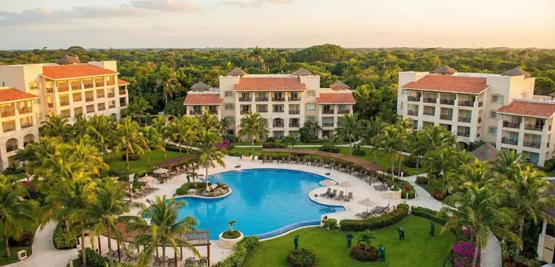 Mantenimiento integral de jardines y paisajismo para condominios residenciales en Cancún y Riviera Maya: Áreas verdes tropicales impecables en complejo de lujo.
