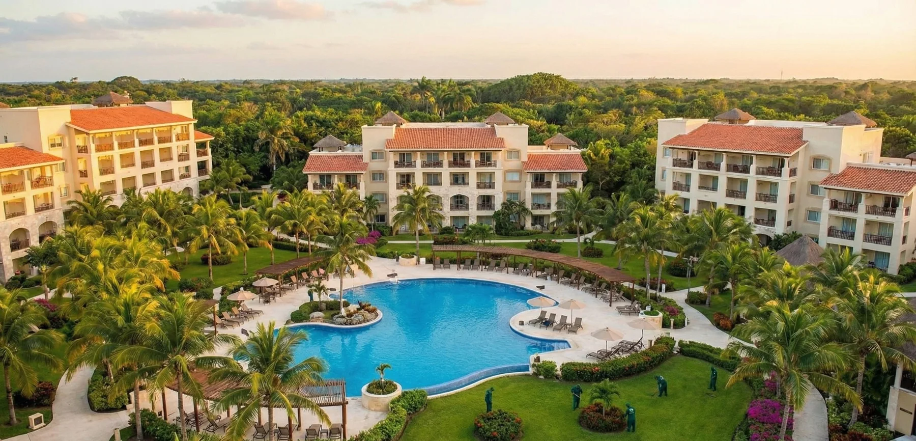 Jardines y áreas comunes de condominio en Riviera Maya.